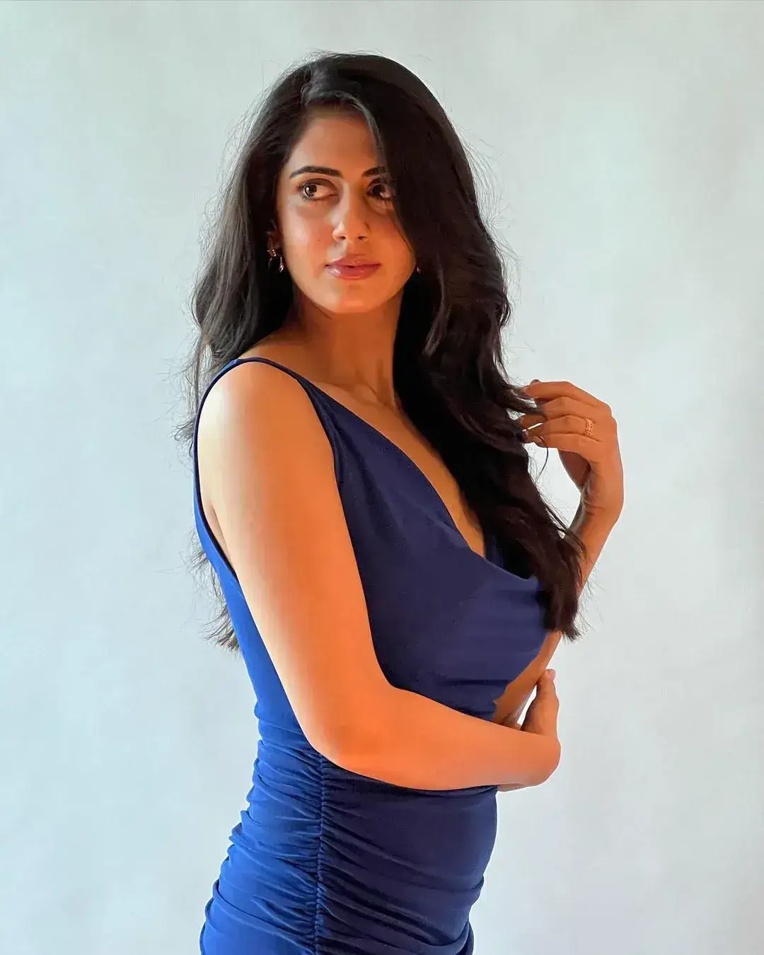 INDIAN ACTRESS GEHNA SIPPY PHOTOSHOOT IN BLUE DRESS 3